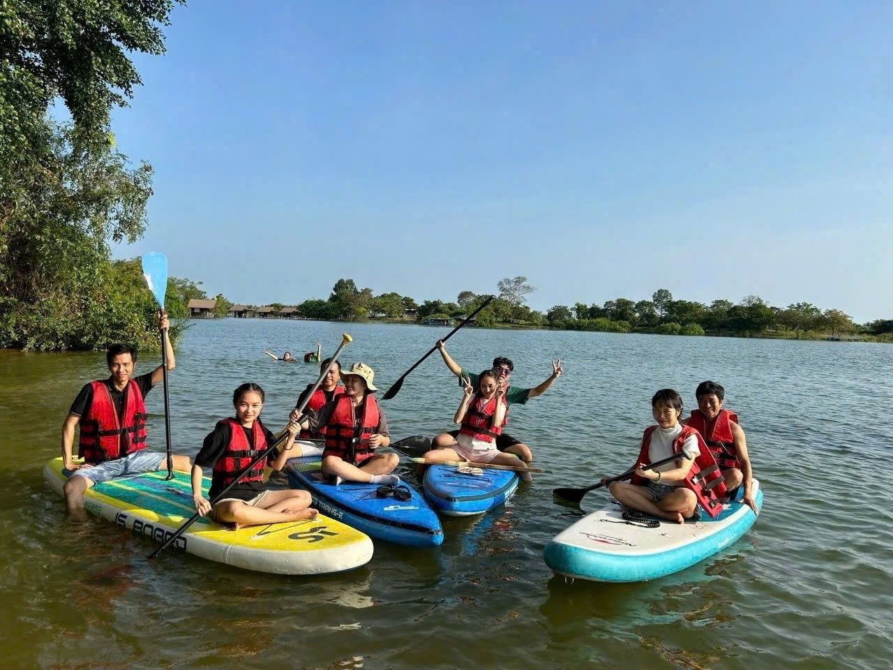 Nhóm khách chèo SUP trên mặt hồ Trị An